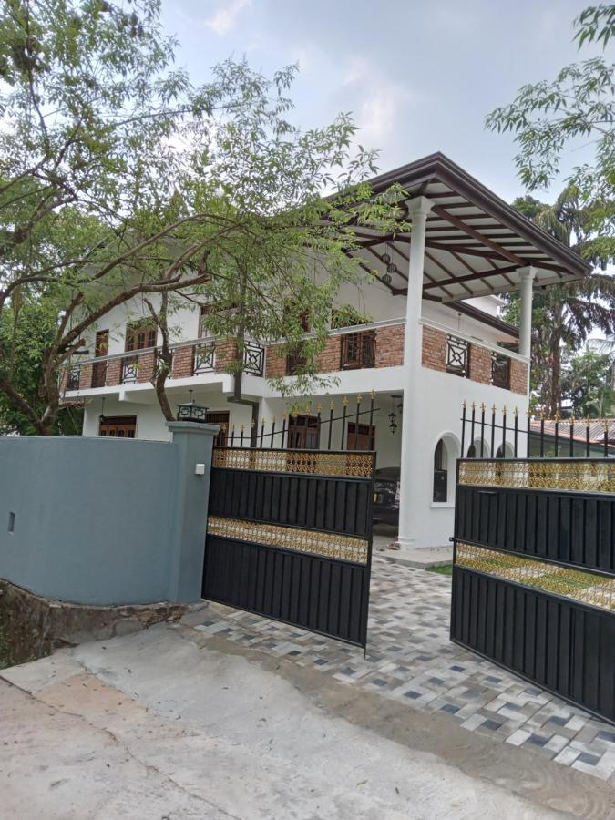 Sky Bloom Bed and Breakfast Homagama Esterno foto