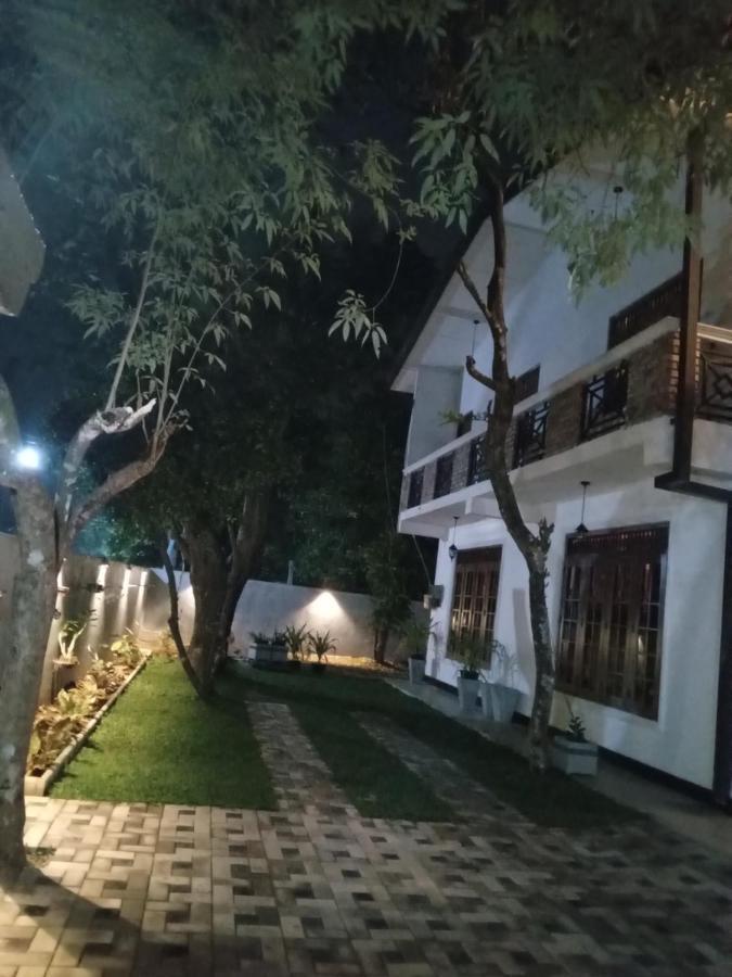 Sky Bloom Bed and Breakfast Homagama Esterno foto